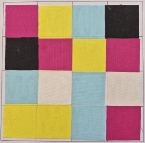 16 Stoffquadrate in den Farben Magenta, Yellow, Cyan, Weiß und Schwarz sind ohne Muster auf einem Blatt arrangiert.