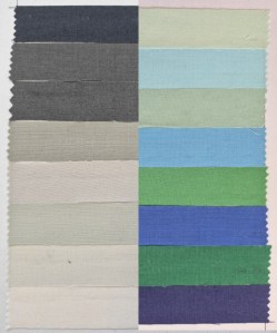Zwei farbige Kontraste sind nebeneinander gestellt. Links stehen die Farben Weiß bis Schwarz über Grau verlaufend von Weiß (unten) bis Schwarz).
Rechts stehen die Farben Blau und Grün in verschiedenen Helligkeiten von dunkel (unten) nach hell verlaufend.