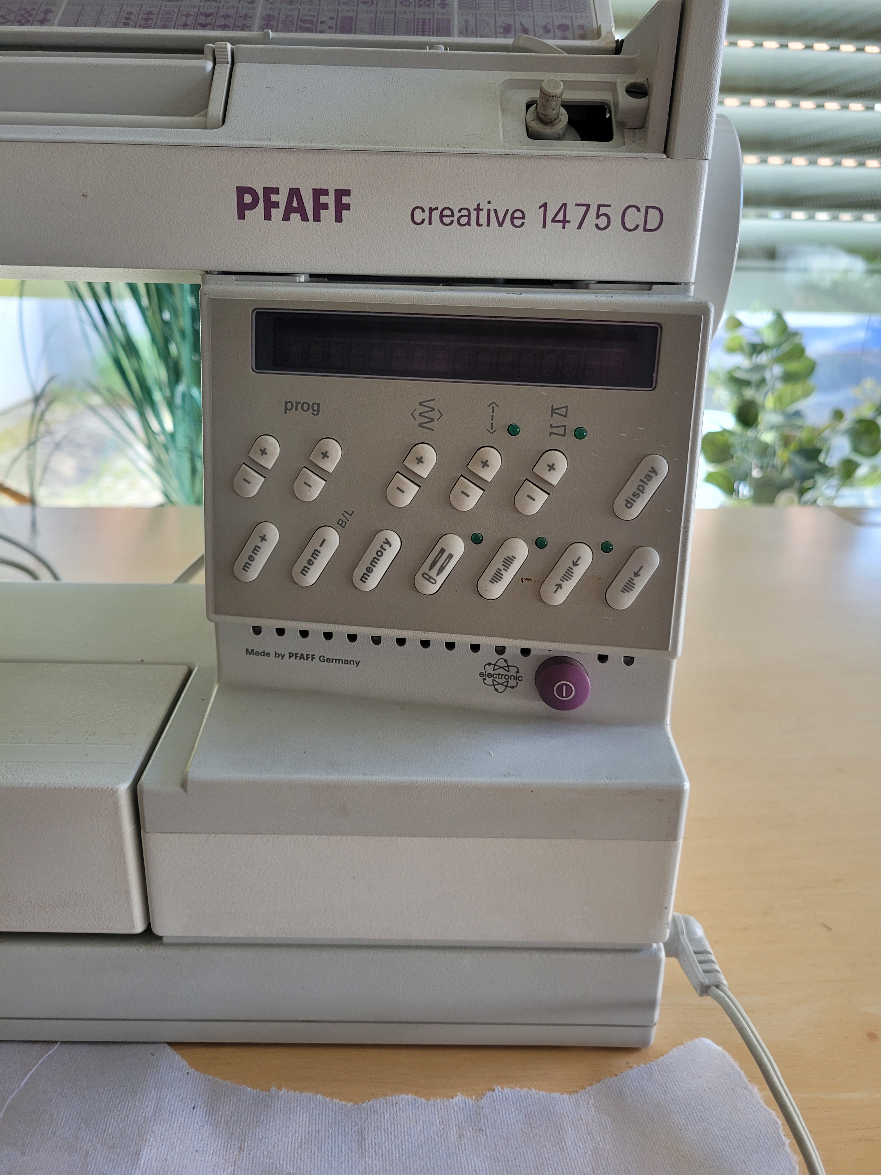 Ansicht des Displays und der Bedienungsknöpfe einer älteren Pfaff-Nähmaschine