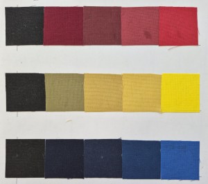 Die Farben Rot, Gelb und Blau sind in immer stärker mit Schwarz abgetönten Farbtönen nebeneinander montiert von der reinen Farbe bis hin zu nahezu Schwarz.