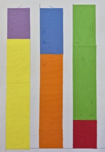 In drei Säulen die die Komplementärkontraste Gelb-Lila, Orange-Blau und Grün-Rot nebeneinandergestellt. Auf dem linken Bild sind die Säulen entsprechend der harmonischen Aufteilung geteilt, so dass beide Farben ein harmonisches Ganzes ergeben. Auf dem rechten Bild ist die Menge der Farbe umgekehrt und zeigt eine ganz andere Spannung als im linken Bild.