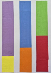 In drei Säulen die die Komplementärkontraste Gelb-Lila, Orange-Blau und Grün-Rot nebeneinandergestellt. Auf dem linken Bild sind die Säulen entsprechend der harmonischen Aufteilung geteilt, so dass beide Farben ein harmonisches Ganzes ergeben. Auf dem rechten Bild ist die Menge der Farbe umgekehrt und zeigt eine ganz andere Spannung als im linken Bild.