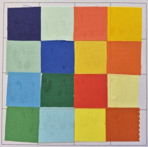 16 Stoffquadrate sind so auf einem Blatt arrangiert, dass links acht Quadrate in den kühlen Farben Blau und grün stehen, rechts acht Quadrate in Rot, Gelb und Orange.
